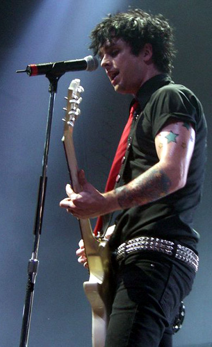 File:Billie Joe Armstrong at mic in Cardiff.png
