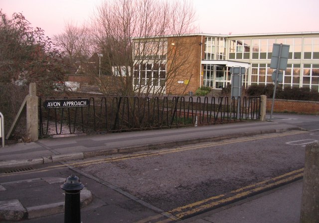 File:Bridge over the Avon - Avon Approach - geograph.org.uk - 780914.jpg