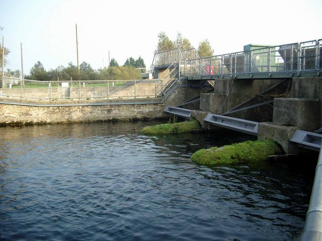 File:Brownshill Lock and Staunch - geograph.org.uk - 262404.jpg