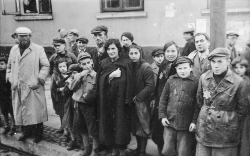 File:Bundesarchiv Bild 101III-Schilf-002-18, Polen, Ghetto Litzmannstadt, Bewohner.jpg
