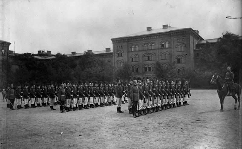 Robert Ritter Bundesarchiv_Bild_183-R27319%2C_Berlin%2C_Hauptkadettenanstalt%2C_Paradeaufstellung