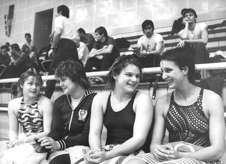 Vierergruppe junge DDR-Schwimmerinne: Barbara Krause, Andrea Pollack, Carola Nitsche, Christiane Knacke