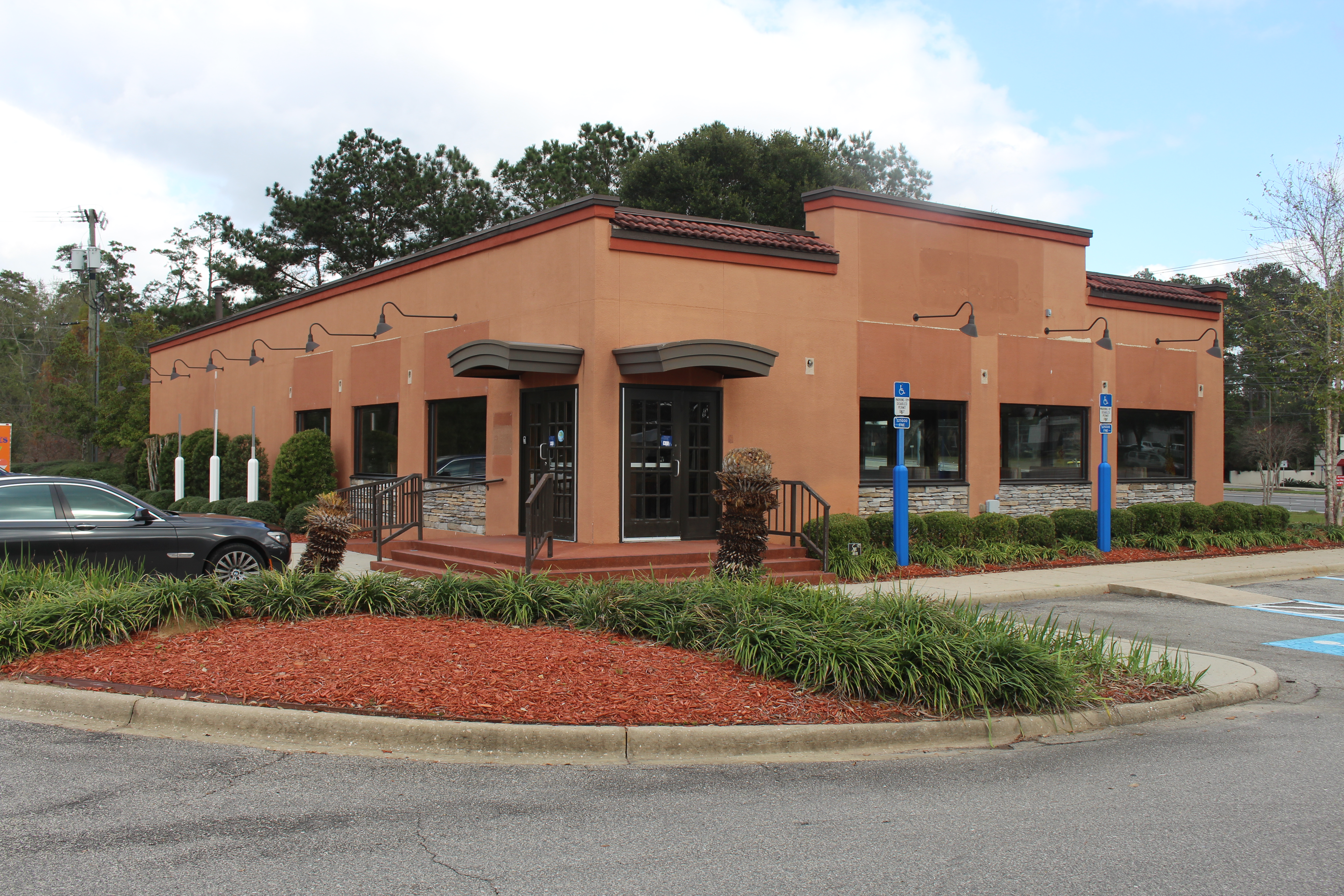 Empty Applebee's, Village Commons, Tallahassee.jpg. 