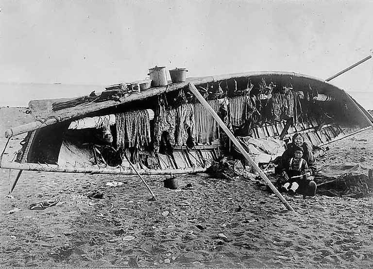 File:Eskimo woman and child sitting next to umiak upturned on beach, Alaska, between 1901 and 1911 (AL+CA 31).jpg