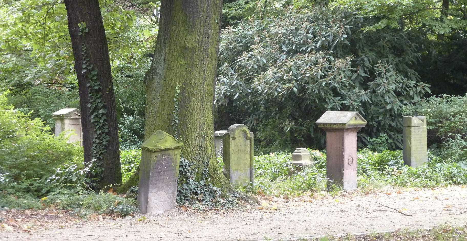 Frankfurt am Main, Stadtteil Bockenheim: Der Alte Friedhof Bockenheim ist ein von 1825 bis 1898 für ...