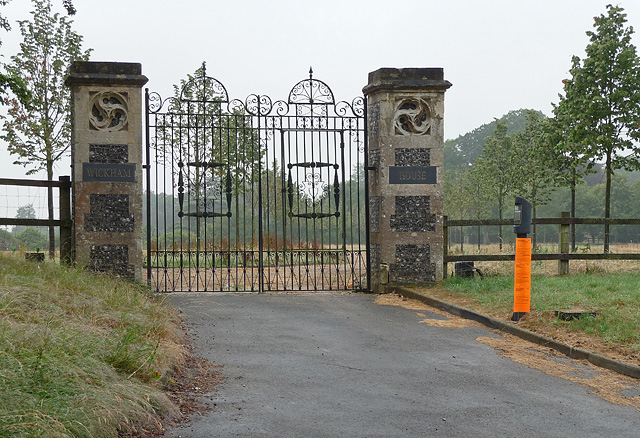 File:Gates near Wickham - geograph.org.uk - 2281451.jpg