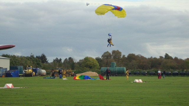 File:Irish Parachute Club, Clonbullogue - geograph.org.uk - 1531127.jpg