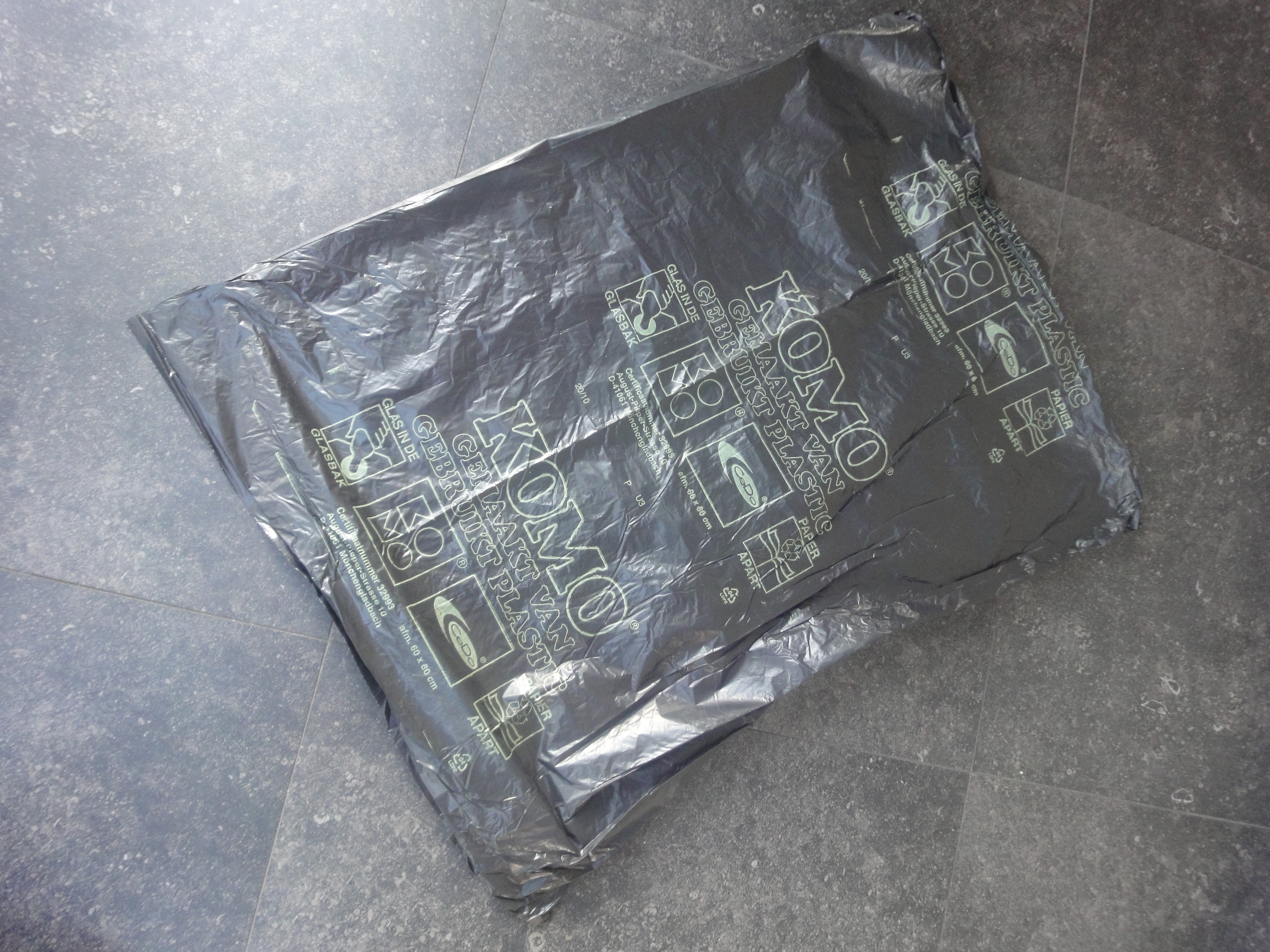 https://upload.wikimedia.org/wikipedia/commons/1/19/KOMO_garbage_bag.jpg