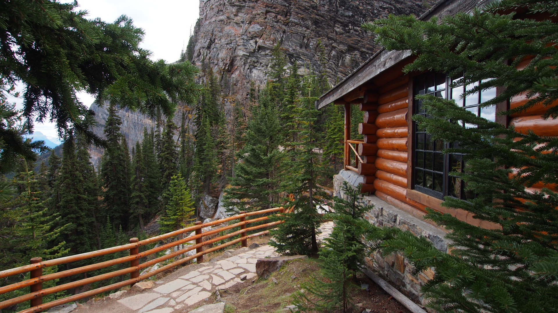 Lake Agnes Tea House (15464773570).jpg