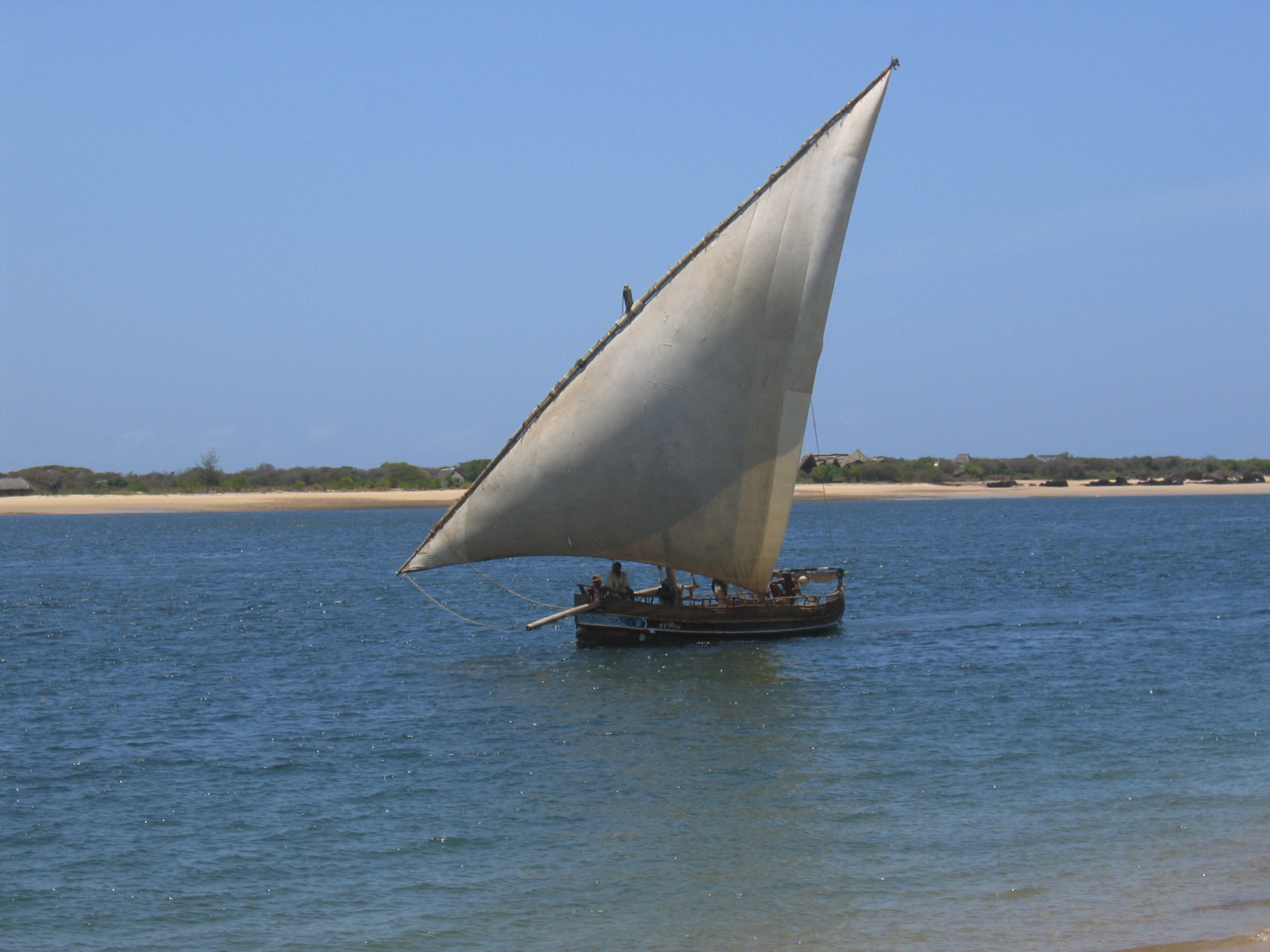 File:Lamu dhow 2.JPG - Wikimedia Commons