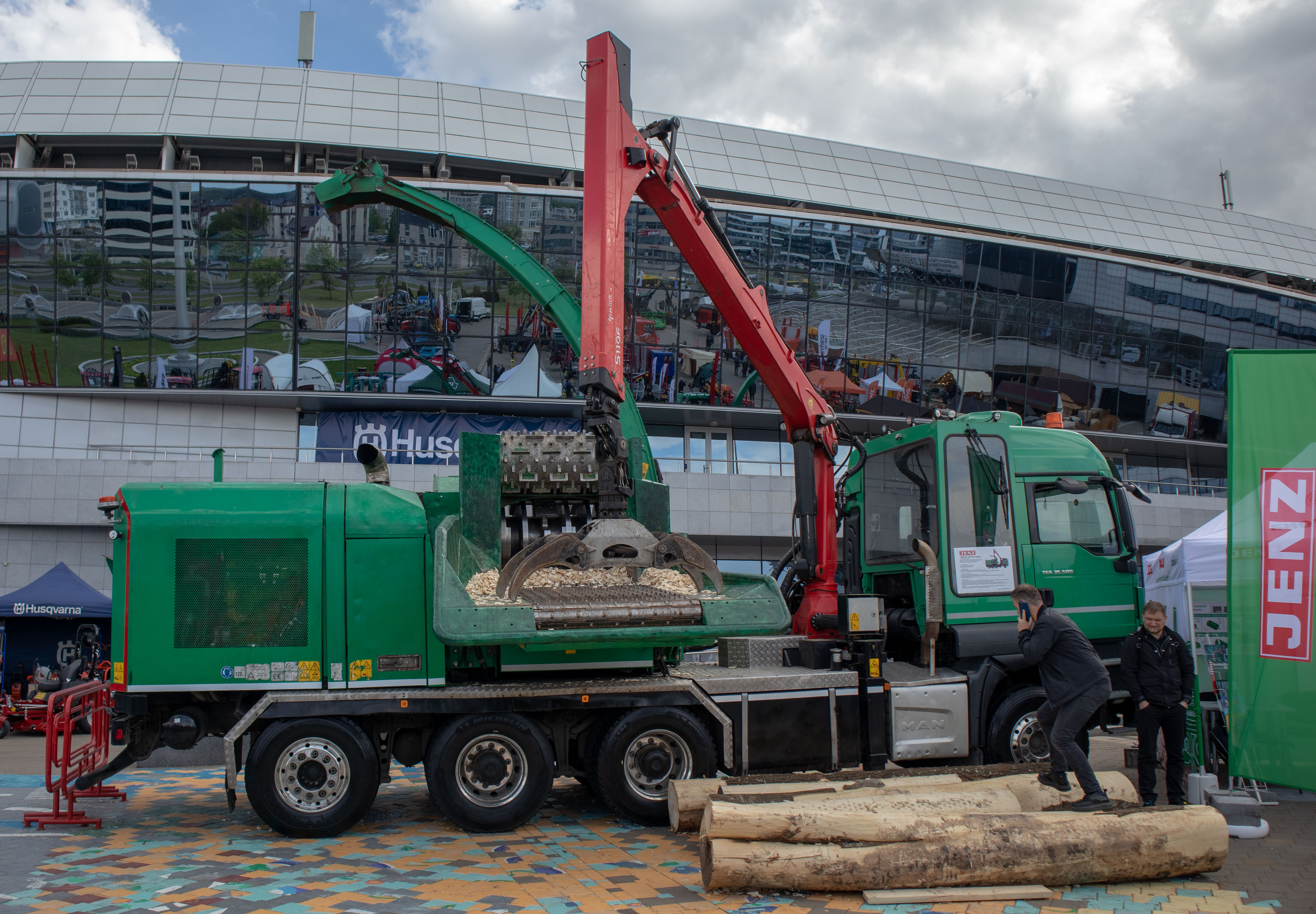 File:MAN TGS 35.500 with a Jenz forestry equipment.jpg - Wikimedia Commons