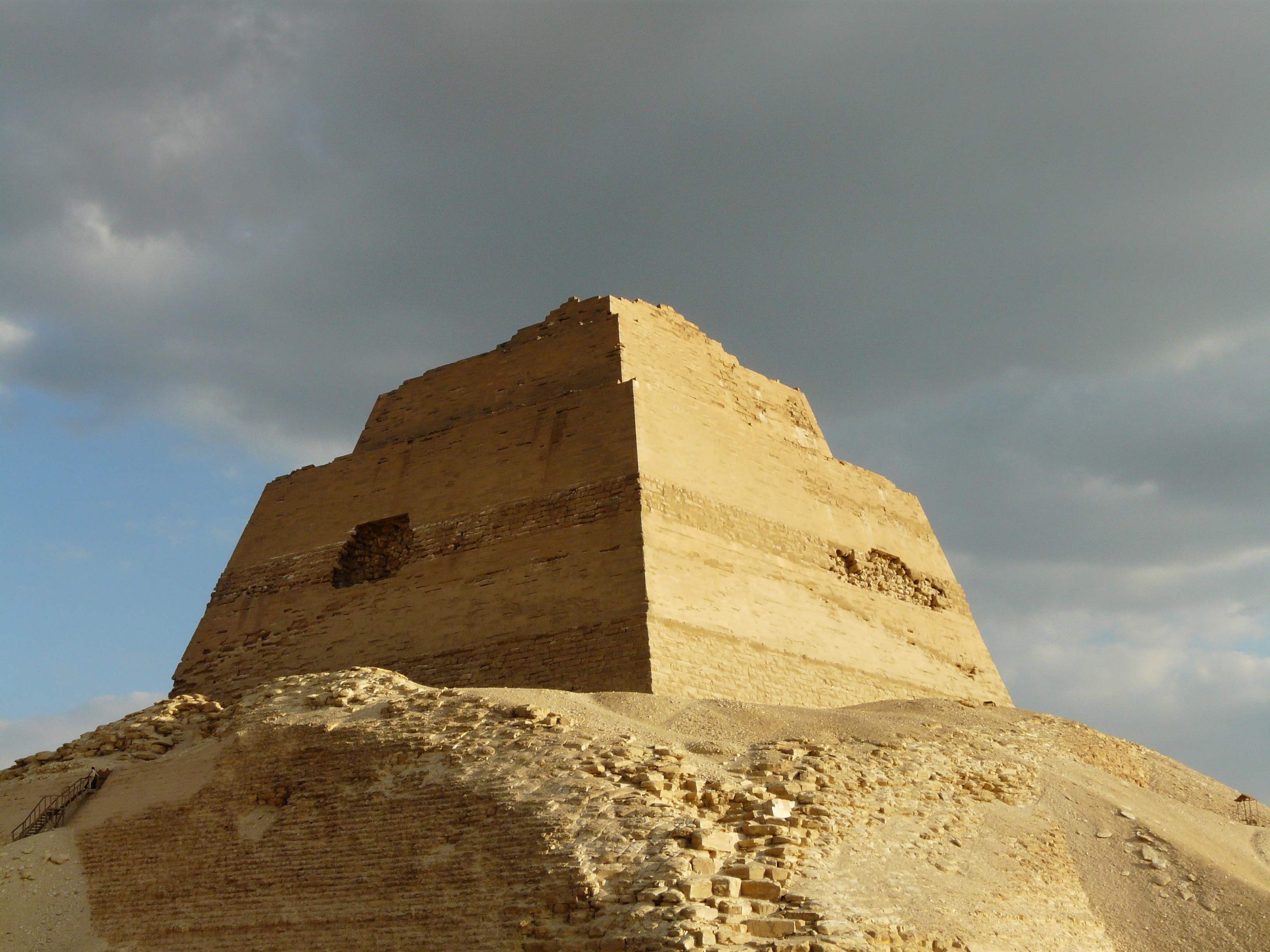 Пирамида снофру 220 104 11. Пирамида в Медуме Египет. Пирамида фараона Снофру. Пирамида в Мейдуме Снофру. Пирамида Снофру в Медуме. 27 В. до н.э..