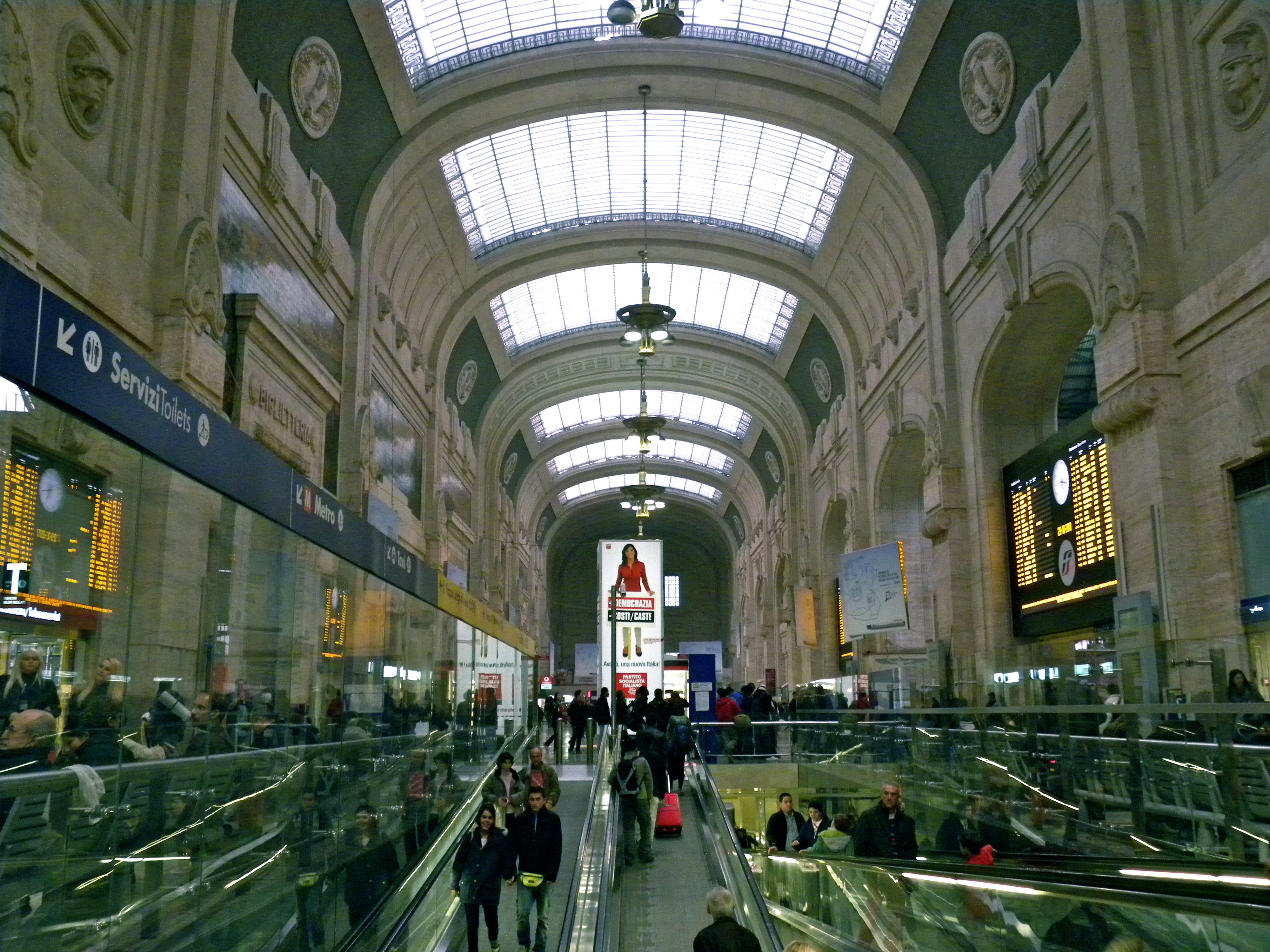 Milano centrale. Железнодорожный вокзал Милано Чентрале. Железнодорожный вокзал в Милане. Книжный магазин Feltrinelli Milano stazione centrale.