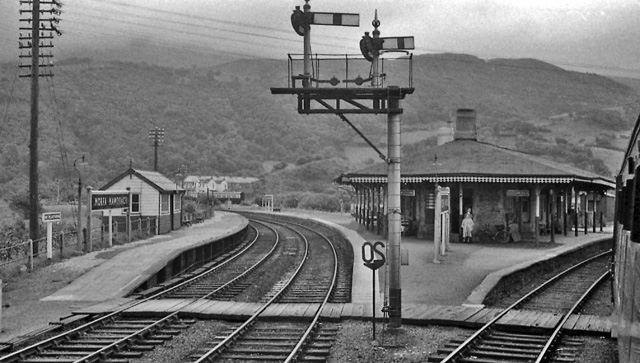 File:Morfa Mawddach Station 1973689 cd293007.jpg