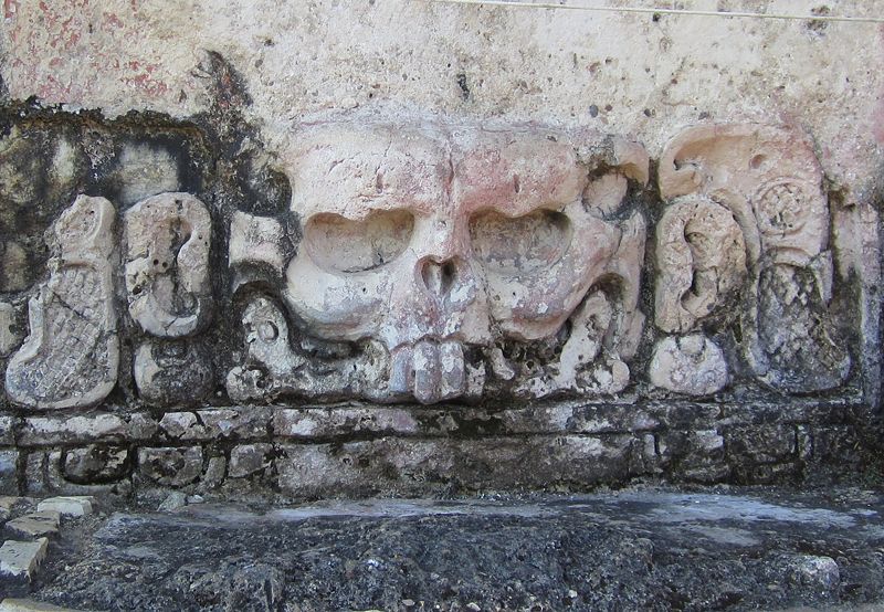 File:Palenque Totenkopf Tempel.JPG