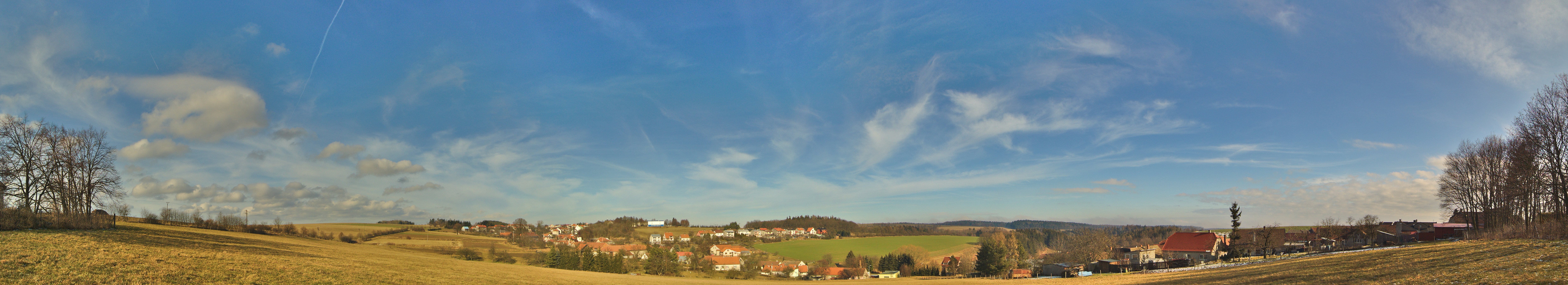 Panoramatický pohled na obec od zemědělského družstva, Lipová, okres Prostějov.jpg