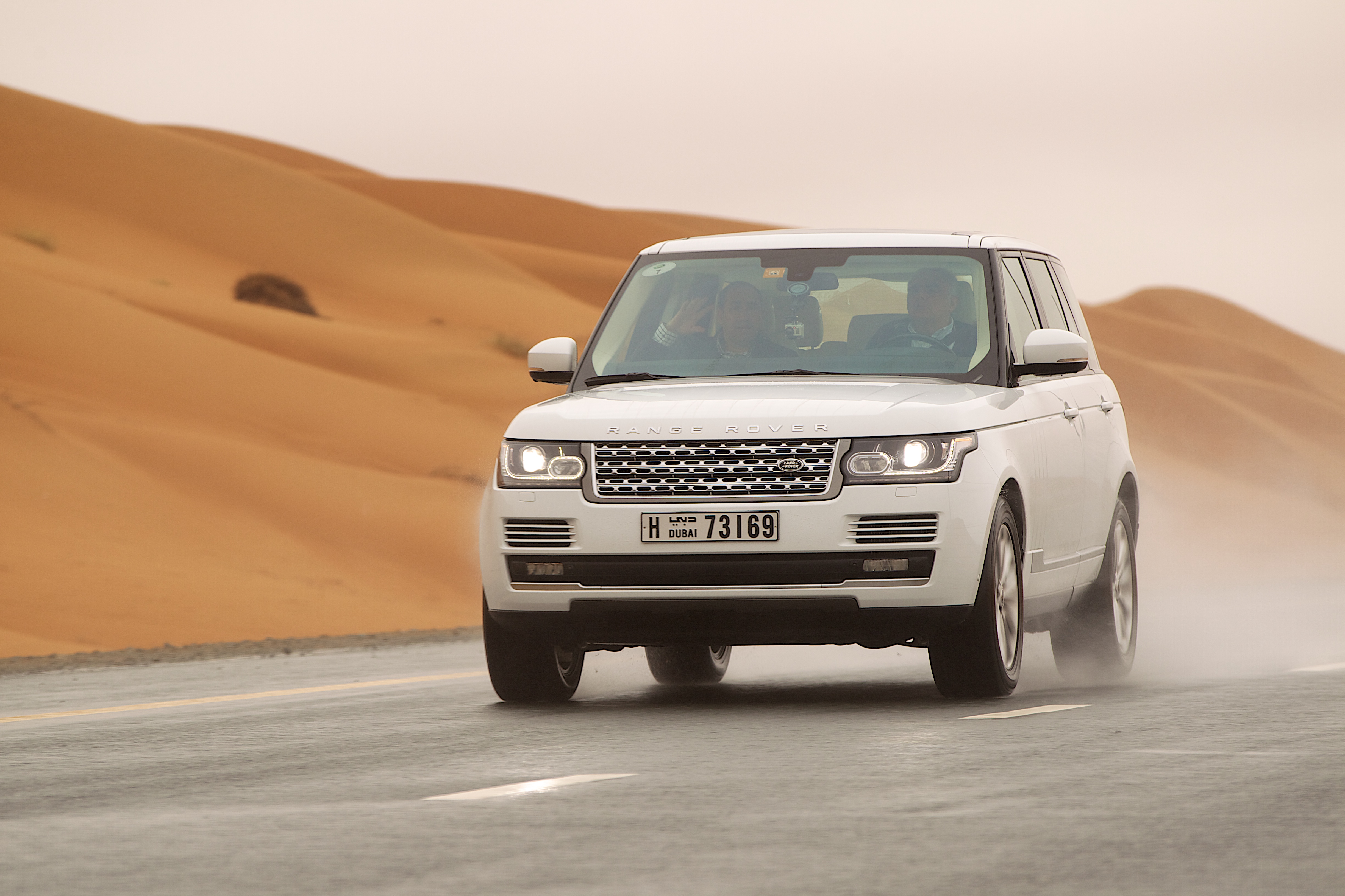 [صورة: Range_Rover_in_Dubai.jpg]