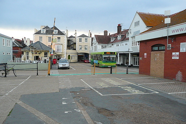 File:Red Jet terminal at Cowes - geograph.org.uk - 2010020.jpg