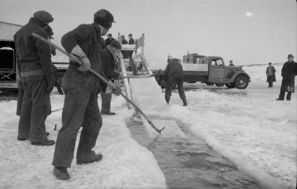 Snow_Pictures._Ice_Cutting_BAnQ_P48S1P03161.jpg