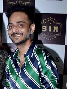 Tanishk Bagchi graces Dhvani Bhanushali's success bash of Vaaste (cropped).jpg