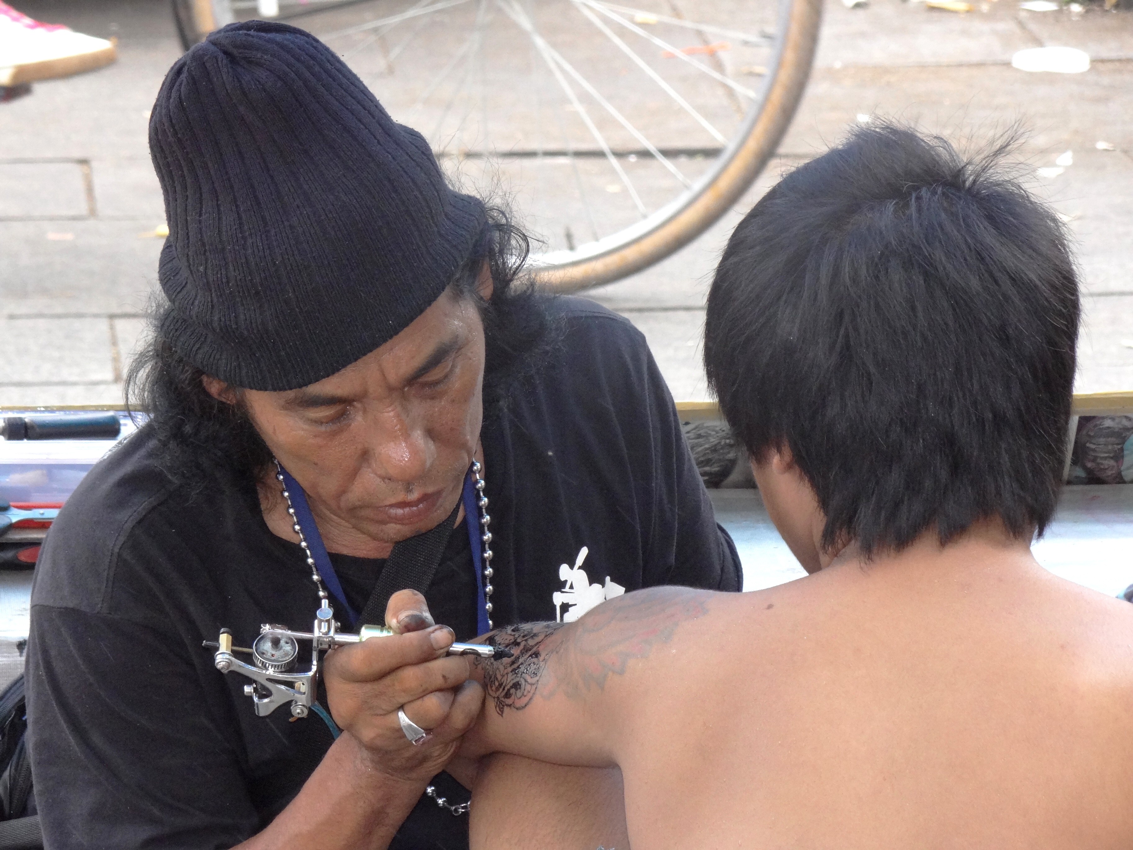 Jakarta, Indonesia. 17th Jan, 2015. Indonesian tattoo artists perform  hand-tapping tattoo technique on a street in Jakarta, Indonesia, Jan. 17,  2015. Credit: Agung Kuncahya B./Xinhua/Alamy Live News Stock Photo - Alamy