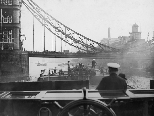 File:The SS Ewell approaching Tower Bridge (5618278109).jpg