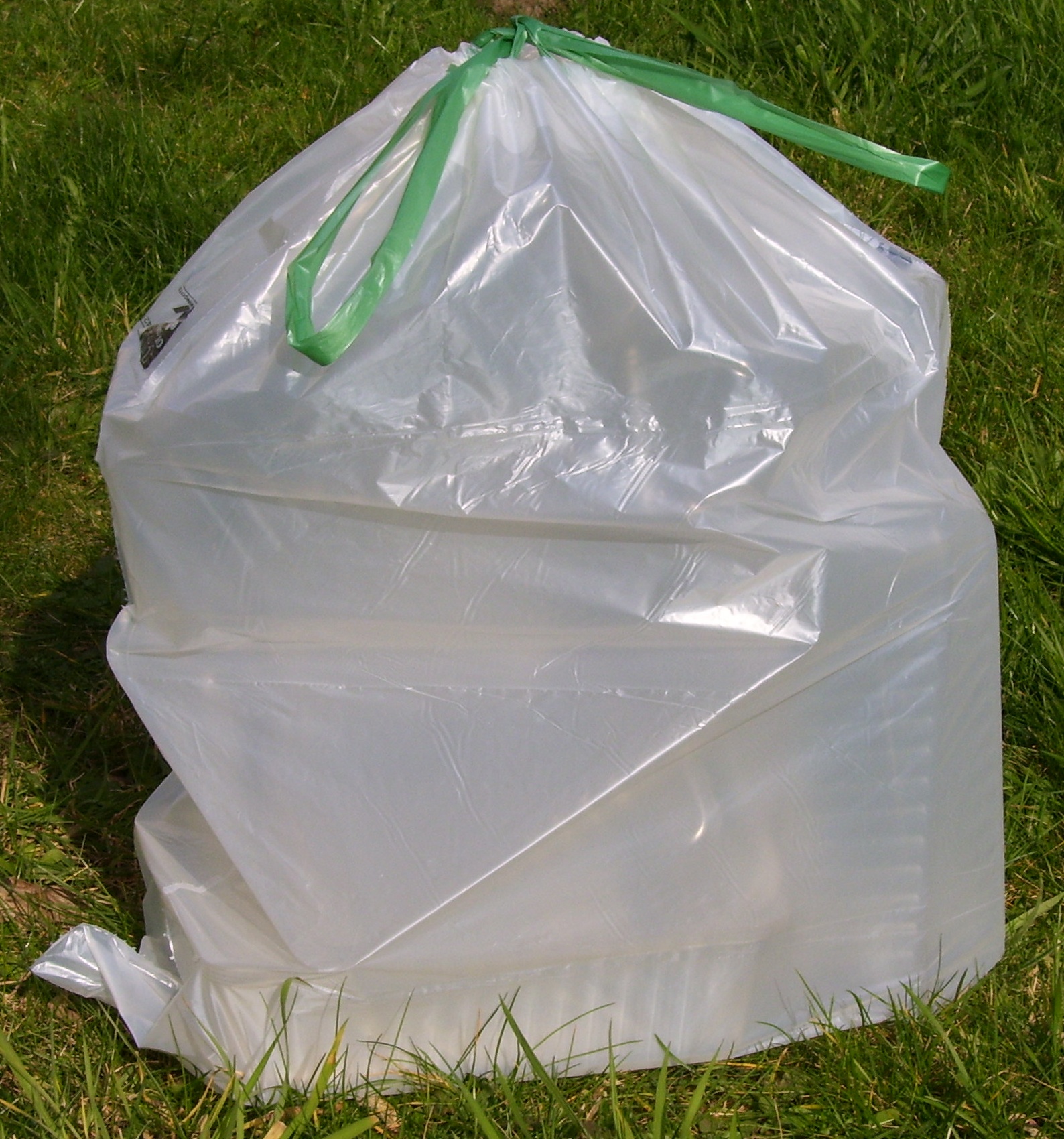 https://upload.wikimedia.org/wikipedia/commons/1/19/Waste_Bag_made_of_PLA-Blend_Bio-Flex.jpg