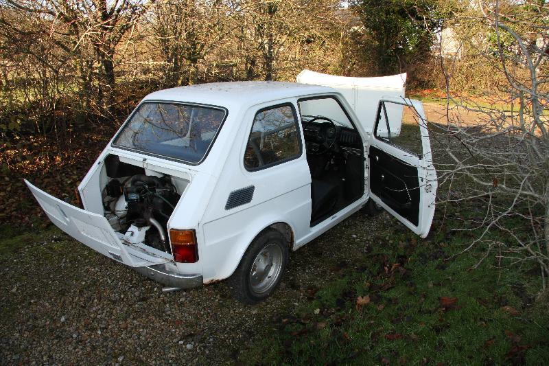 File:White left hand drive Fiat 126 produced in 1973 with its engine  compartment opened.jpg - Wikimedia Commons