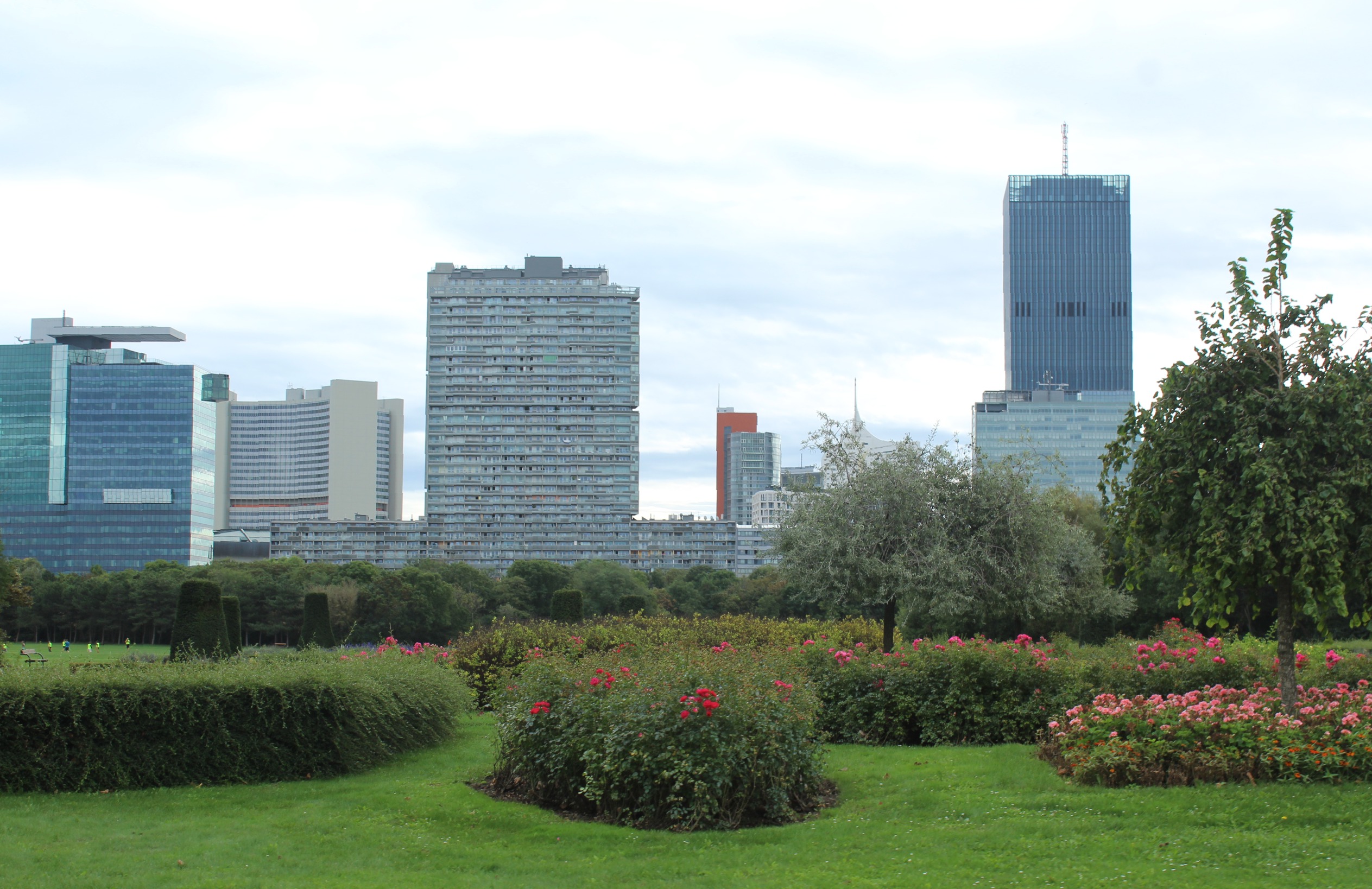 File Wien Donaustadt Donaupark Blick Zum Internationalen Zentrum Jpg Wikimedia Commons