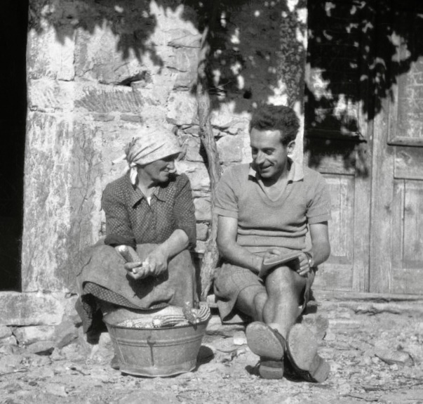 File:"Ančka Bekca", ljudska pesnica, lupi frmenton (koruzo) in se razgovarja z Matičetovim 1949 (cropped).jpg