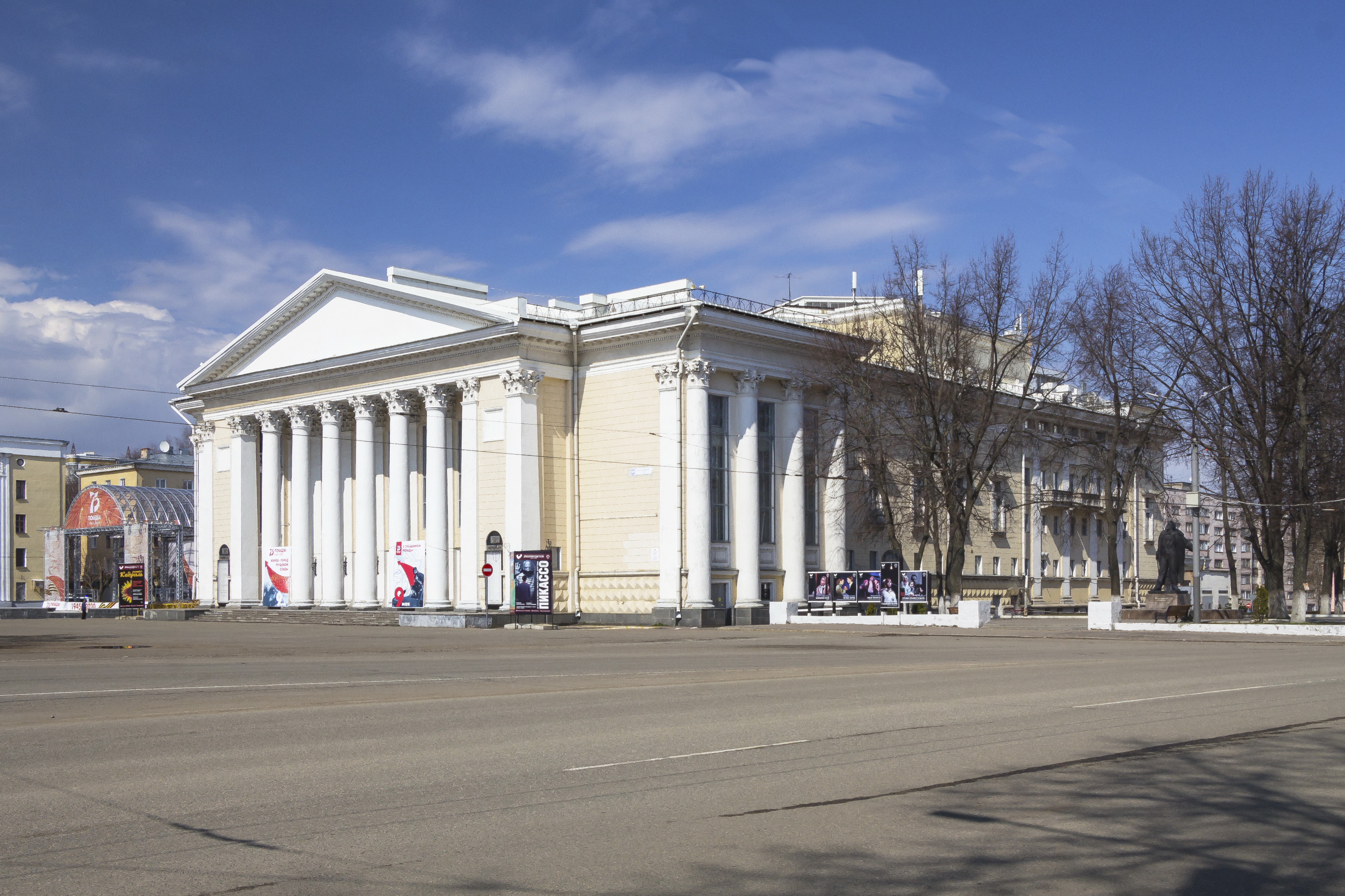 Киров площадь. Театральная площадь Челябинск. Театральная площадь фото. Здание театр Завадского. Где Театральная площадь в Челябинске.