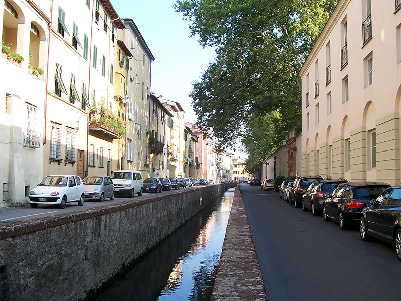 File:568LuccaViaDelFosso.JPG