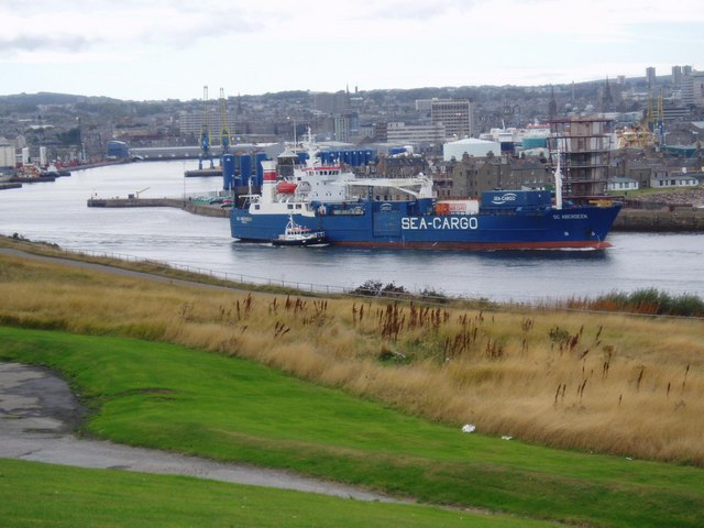 File:Aberdeen pilot changing from ship to pilot boat - geograph.org.uk - 1412896.jpg