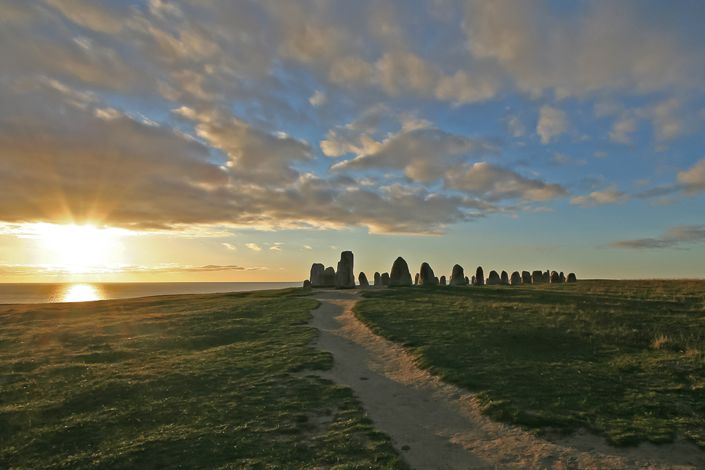 The ship barrow Ale's Stones at Kåseberga, Sweden at dusk Photograph: Kristianwhedberg Licensing: CC-BY-SA-3.0