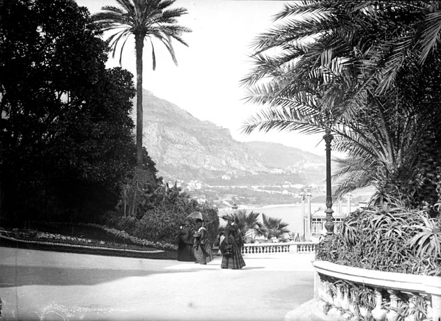 File:Ascension à pied dune route par deux femmes, Monte-Carlo, avril 1904 (5615968714).jpg