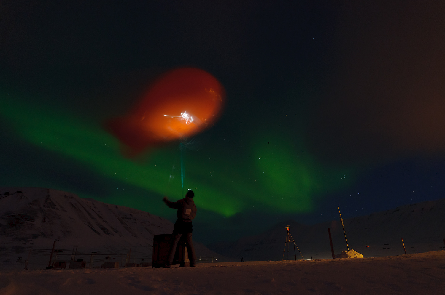 Огромные огненные шары. Огненные шары в небе. Огненный шар НЛО. Загадочные Огненные шары. Летающие Огненные шары.