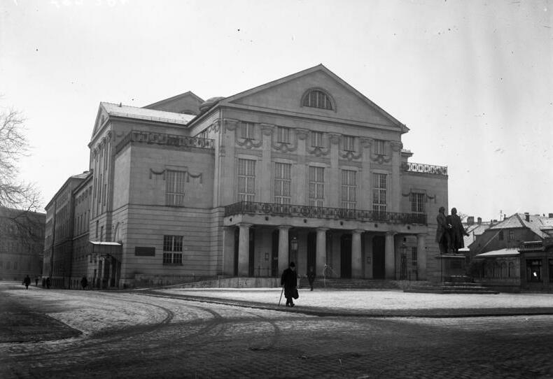 File:Bundesarchiv Bild 102-00667, Weimar, Nationaltheater.jpg