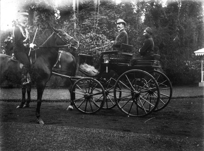 File:COLLECTIE TROPENMUSEUM Buitenzorg Plantentuin in het rijtuig M. Treub en te paard jhr. de Lannoy TMnr 60013596.jpg