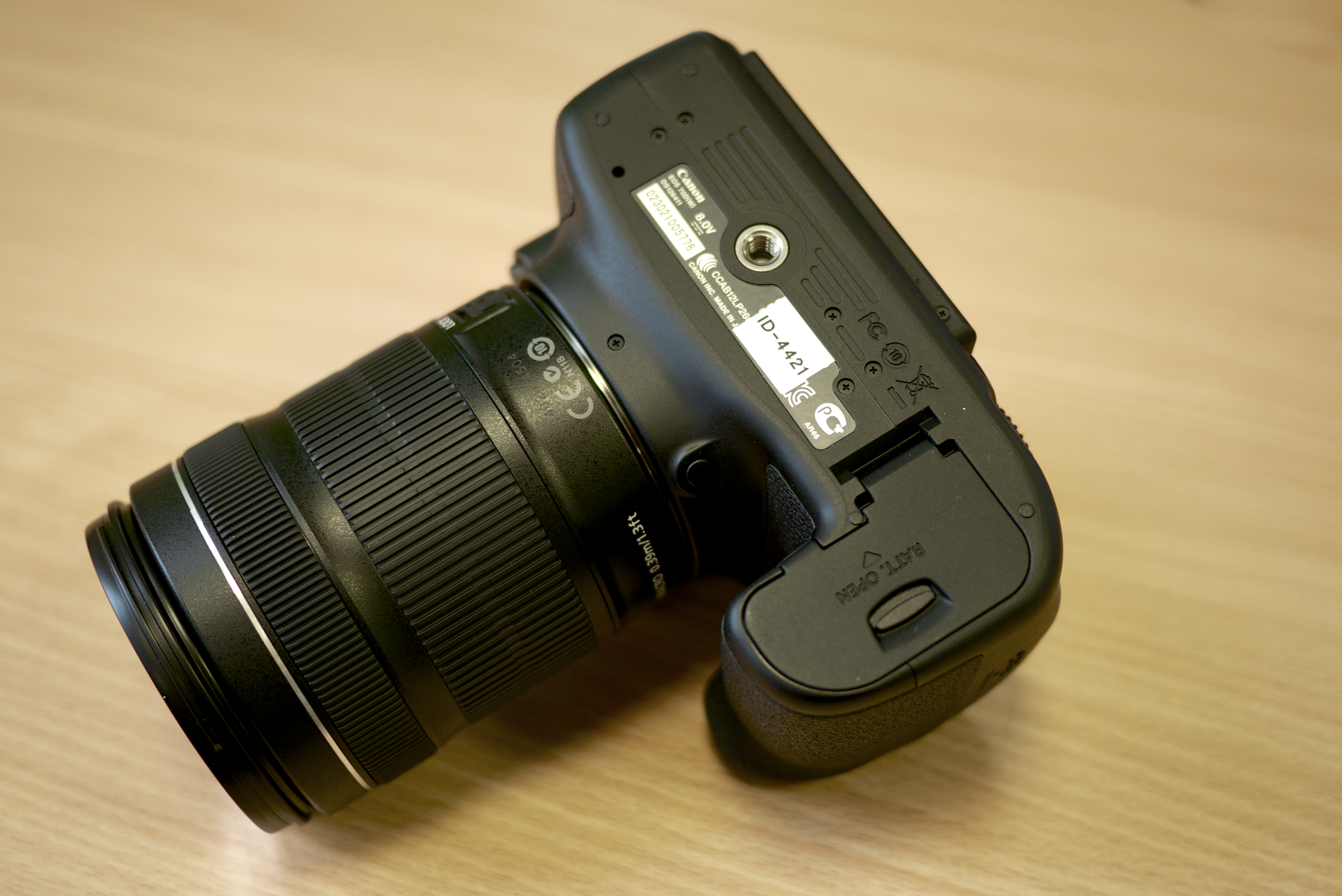 File:Canon EOS 70D (down).jpg - Wikimedia Commons