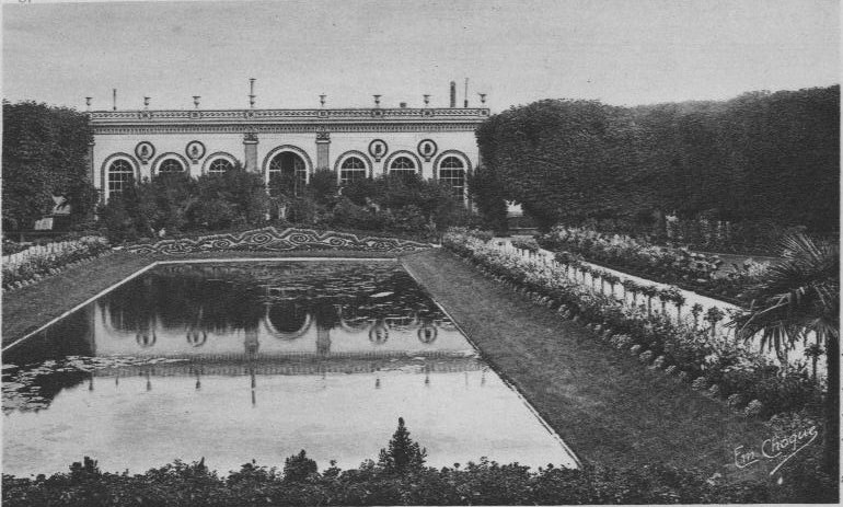 File:Chandon de Briaille orangerie du château.jpg