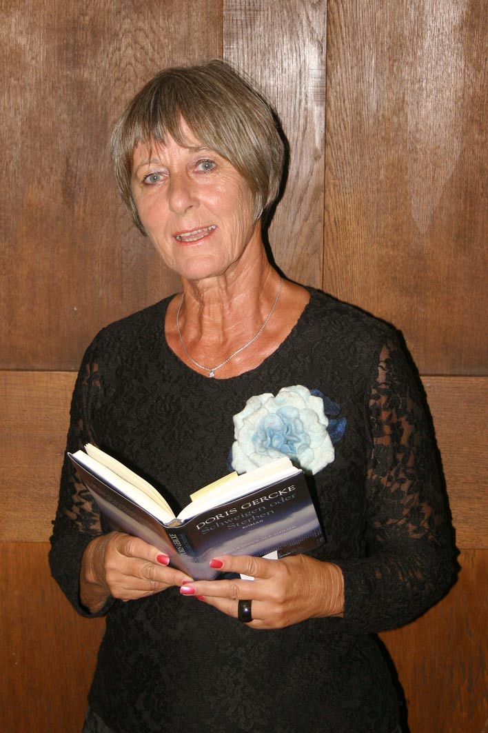 Doris Gercke 2007 bei einer Lesung aus ihrem Roman „Schweigen oder Sterben. Bella Block auf Sizilien“