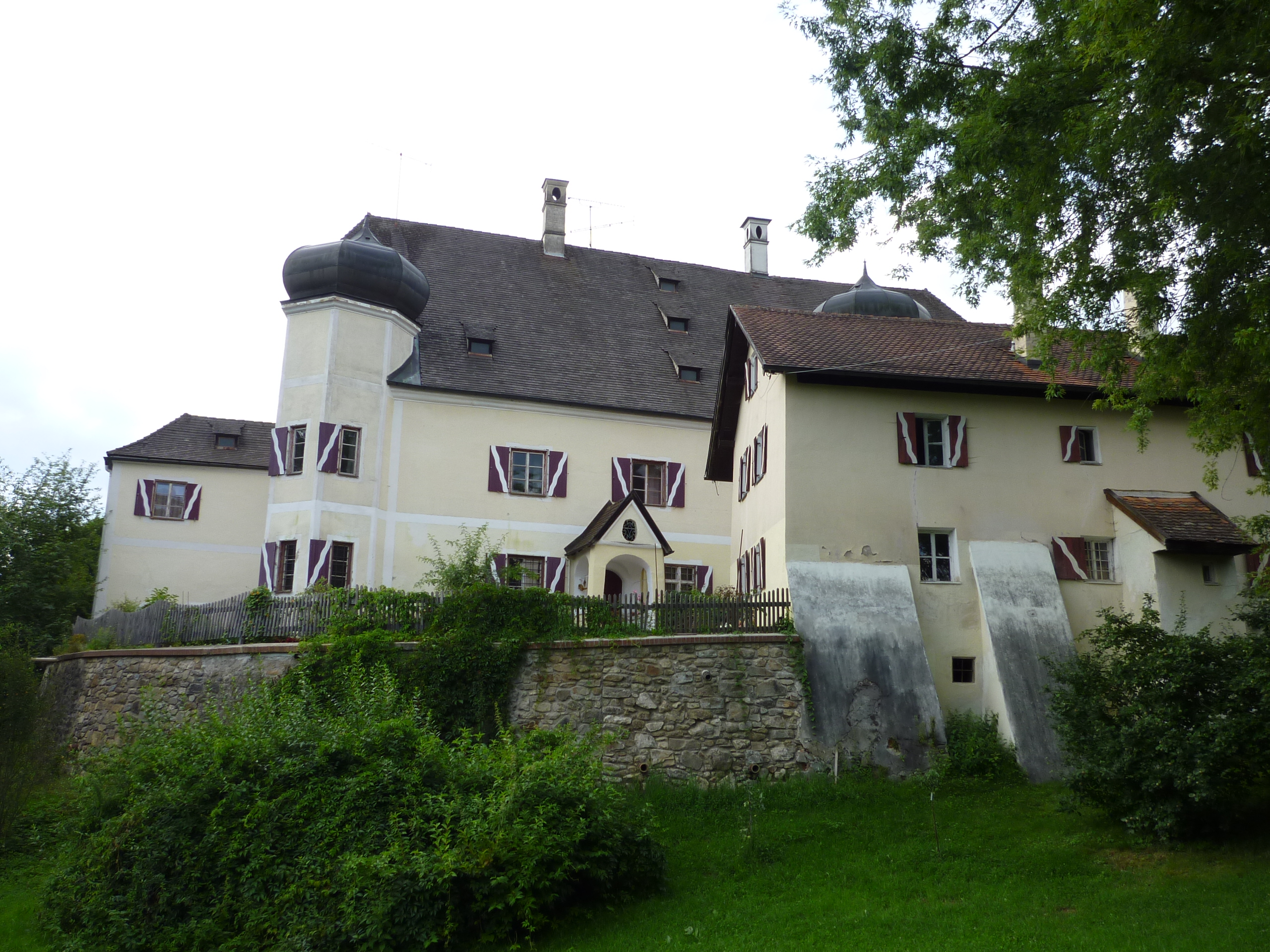 Das Schloss Haggn bei Neukirchen ist eine ehemalige Wasserburg; Wohnbau über älterem Kern im 17. Jah...