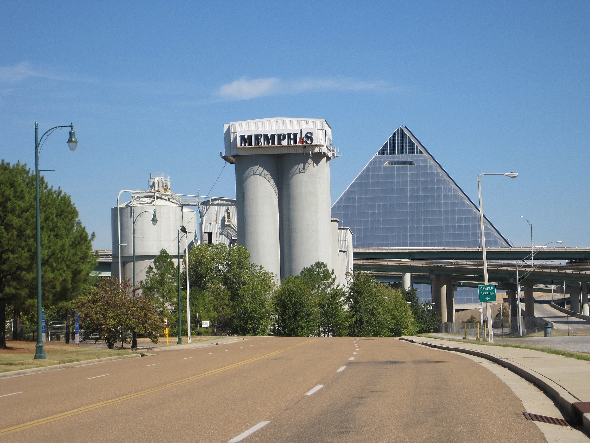 File:Downtown cement silo Riverside Dr Memphis TN 03.jpg ...