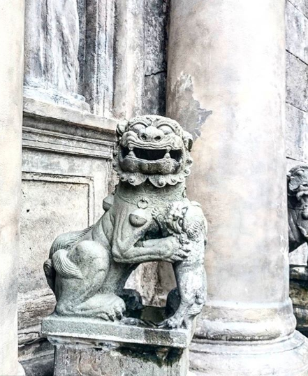 File:Foo dog at San Agustin Church in Manila.png