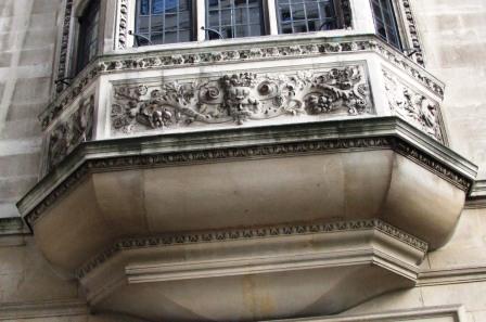 File:Hitch carving over Portico.JPG