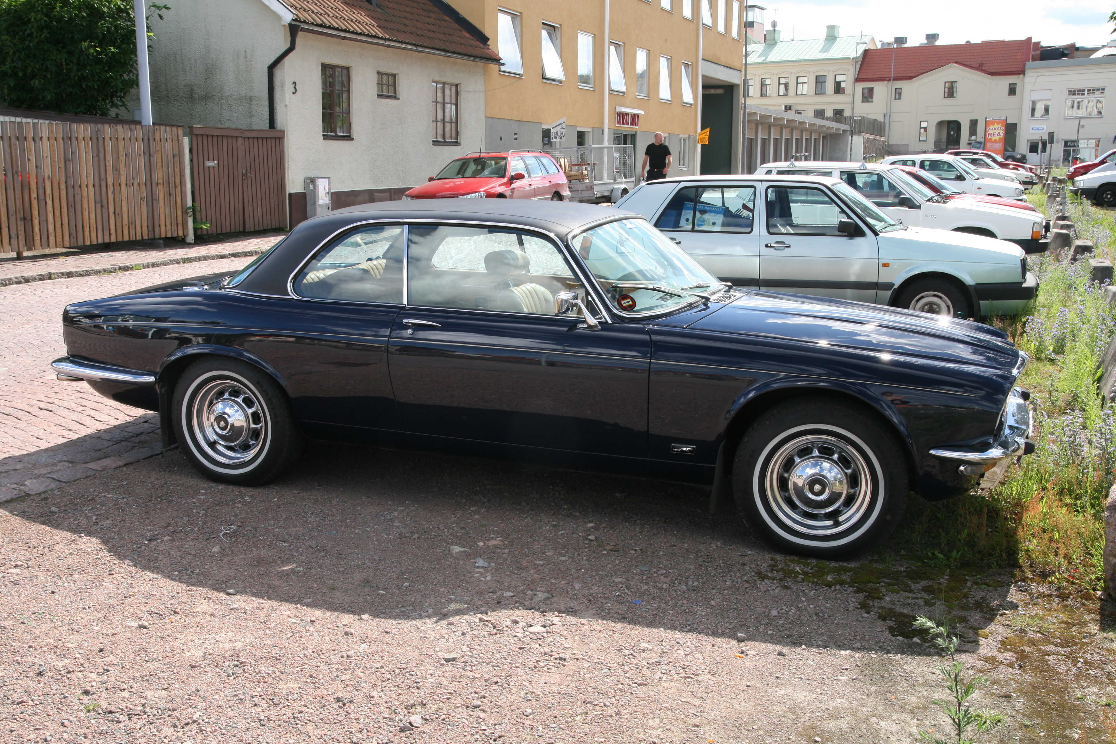 File:Jaguar XJ 4.2C (1975) left.jpg - Wikimedia Commons