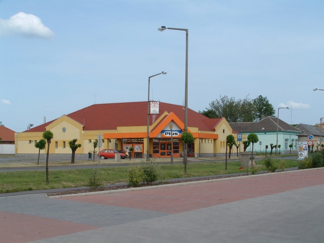 File:Kisújszállás, Plus áruház (Plus grocery) - panoramio.jpg