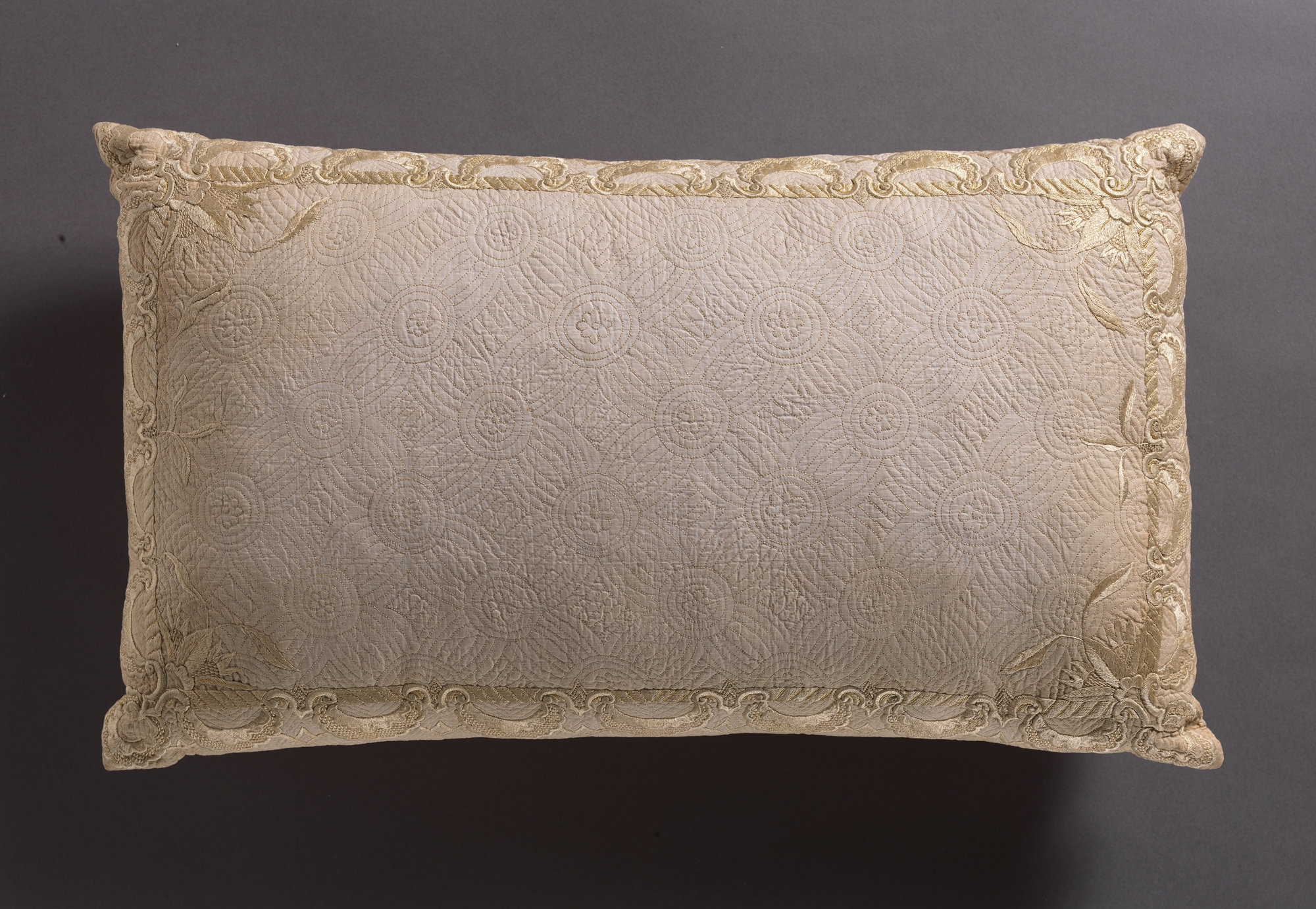 https://upload.wikimedia.org/wikipedia/commons/1/1a/Pillow_MET_DP275232.jpg