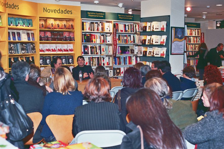 Archivo:Presentación de uno de los libros del autor..jpg - Wikipedia, la enciclopedia libre