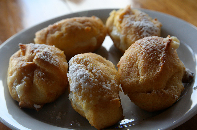 File:Puntarenas, Costa Rica - Puntarenas' Cream Filled Doughnuts.png